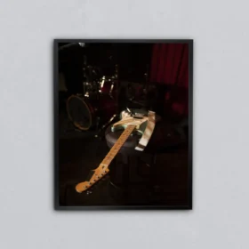 Sahneye Bırakılan Gitar Metal Tablo